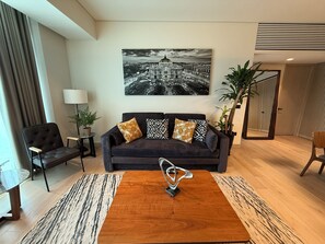 Smart-tv, böcker och en stereo
