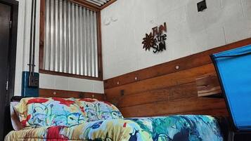 1 habitación, tabla de planchar con plancha, cuna de viaje y wifi