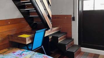 1 habitación, tabla de planchar con plancha, cuna de viaje y wifi