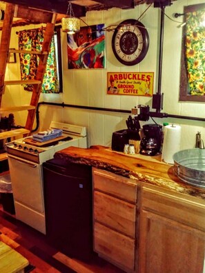 Fridge, microwave, oven, stovetop - Wood Shed Tiny House at Twig City Farm! (Lebanon)