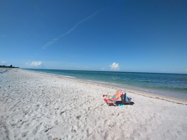 Nära stranden, solstolar och strandhanddukar