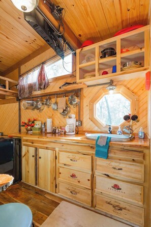 Refrigerador, microondas, parrilla de estufa y cafetera y tetera 