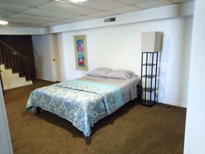 1 soverom, strykejern/-brett, reiseseng for barn og wi-fi