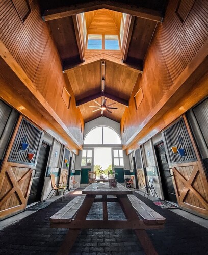 Horse Stall Suite 10 ROSE W Breakfast!