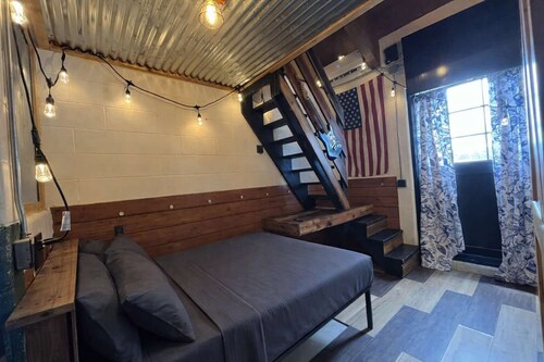 Horse Stall Suite 14 PARIS MOON