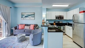 Condo, 1 giường cỡ king và sofa giường (Madeira Bay Resort II - 309) | Nội thất