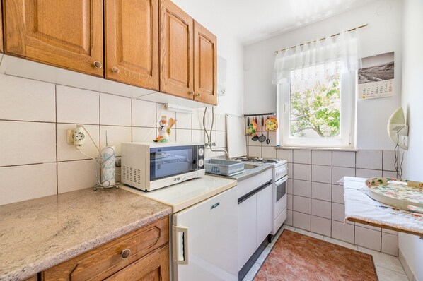 Fridge, microwave, stovetop, coffee/tea maker