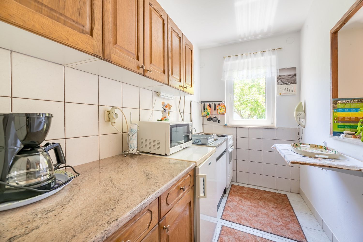 Kühlschrank, Mikrowelle, Herdplatte, Wasserkocher mit Kaffee-/Teezubehör