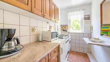 Kühlschrank, Mikrowelle, Herdplatte, Wasserkocher mit Kaffee-/Teezubehör