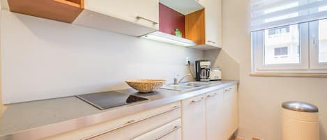 Kühlschrank, Herdplatte, Wasserkocher mit Kaffee-/Teezubehör, Toaster