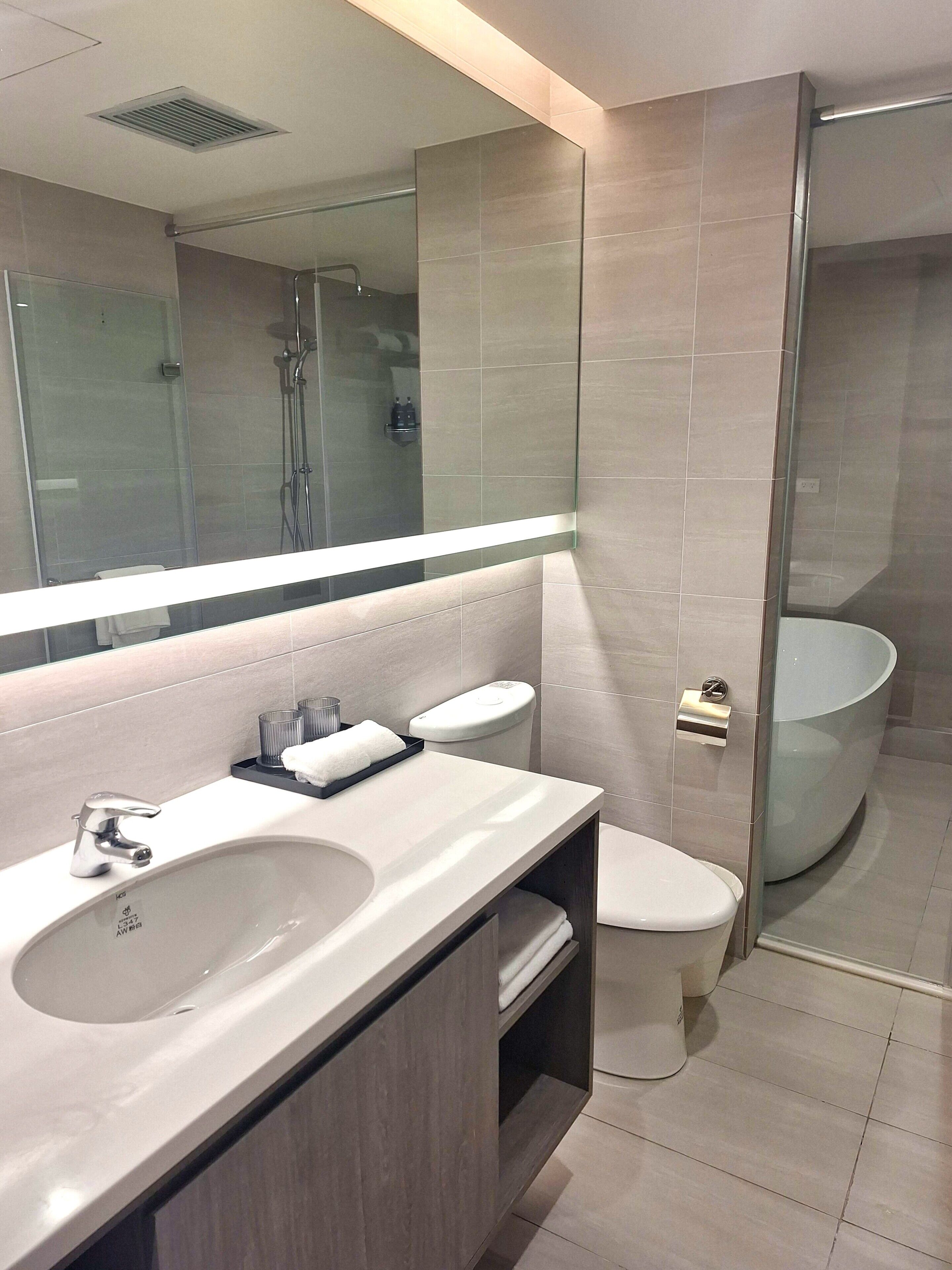 Suite Exclusive, vista città | Bagno | Asciugacapelli, asciugamani, shampoo, carta igienica