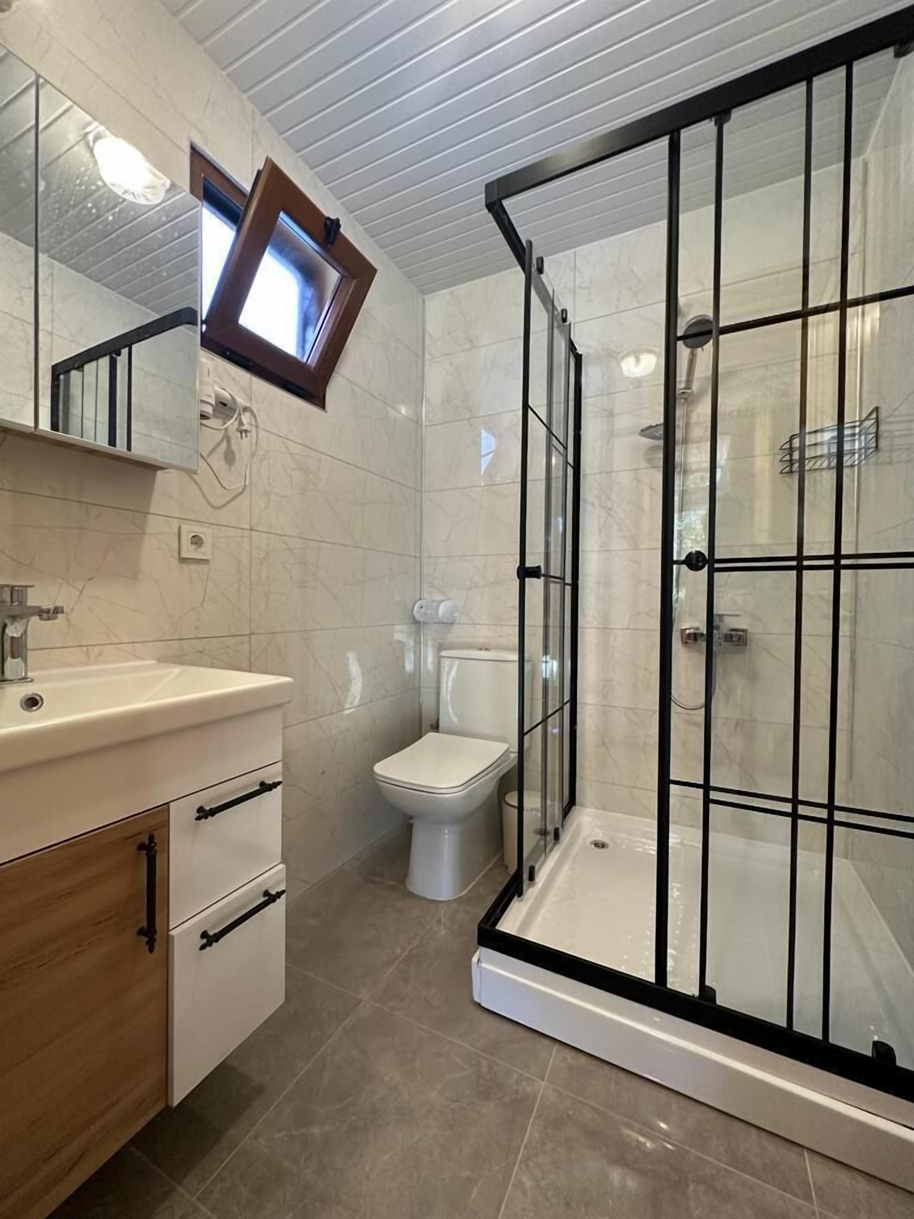 Bungalow Comfort, balkon, pemandangan kebun | Kamar mandi | Shower, pengering rambut, handuk, dan sabun