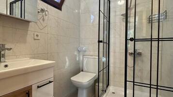 Comfort Bungalow, Balcony, Garden View | Bathroom | Shower, hair dryer, towels, soap