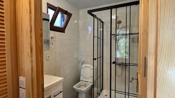 Comfort Bungalow, Balcony, Garden View | Bathroom | Shower, hair dryer, towels, soap