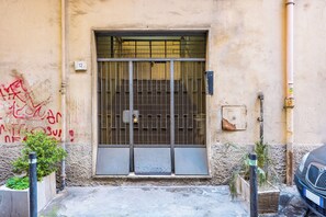 Exterior detail - Brombeis Double Bedroom Center by NapoliApartm... (Naples)