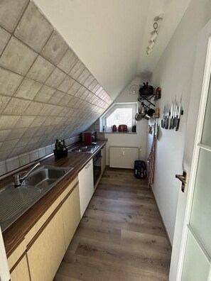 Kylskåp, mikrovågsugn, ugn och spishäll