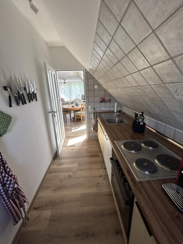 Kylskåp, mikrovågsugn, ugn och spishäll