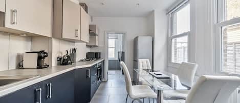 ثلاجة، ميكروويف، فرن، موقد طهي مسطح