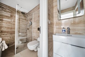 Séchoir à cheveux, serviettes fournies