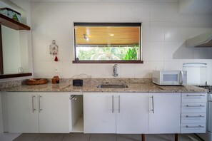 Villa Deluxe | Cuisine privée | Réfrigérateur, four à micro-ondes, un four, cafetière-théière