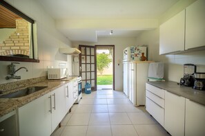 Villa Deluxe | Cuisine privée | Réfrigérateur, micro-ondes, four, cafetière/bouilloire