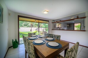 Deluxe Villa | Dining