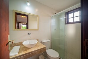 Deluxe Villa | Bathroom | Shower, hair dryer, towels, toilet paper
