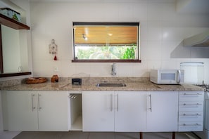 Deluxe Villa | Private kitchen | Fridge, microwave, oven, coffee/tea maker