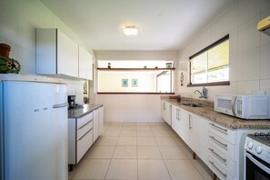 Deluxe Villa | Private kitchen | Fridge, microwave, oven, coffee/tea maker