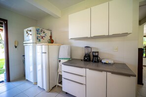 Deluxe Villa | Private kitchen | Fridge, microwave, oven, coffee/tea maker