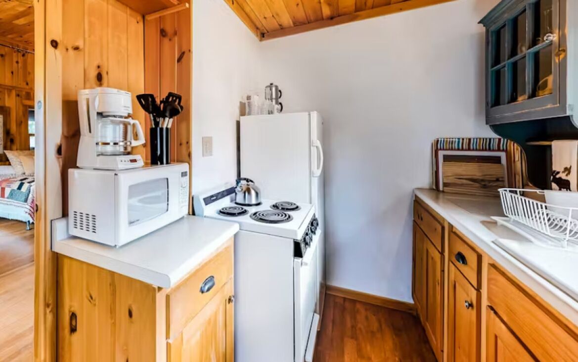 Kühlschrank, Mikrowelle, Herdplatte, Wasserkocher mit Kaffee-/Teezubehör