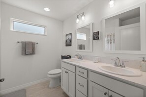 Séchoir à cheveux, serviettes fournies