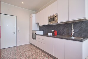 Kühlschrank, Mikrowelle, Ofen, Herdplatte