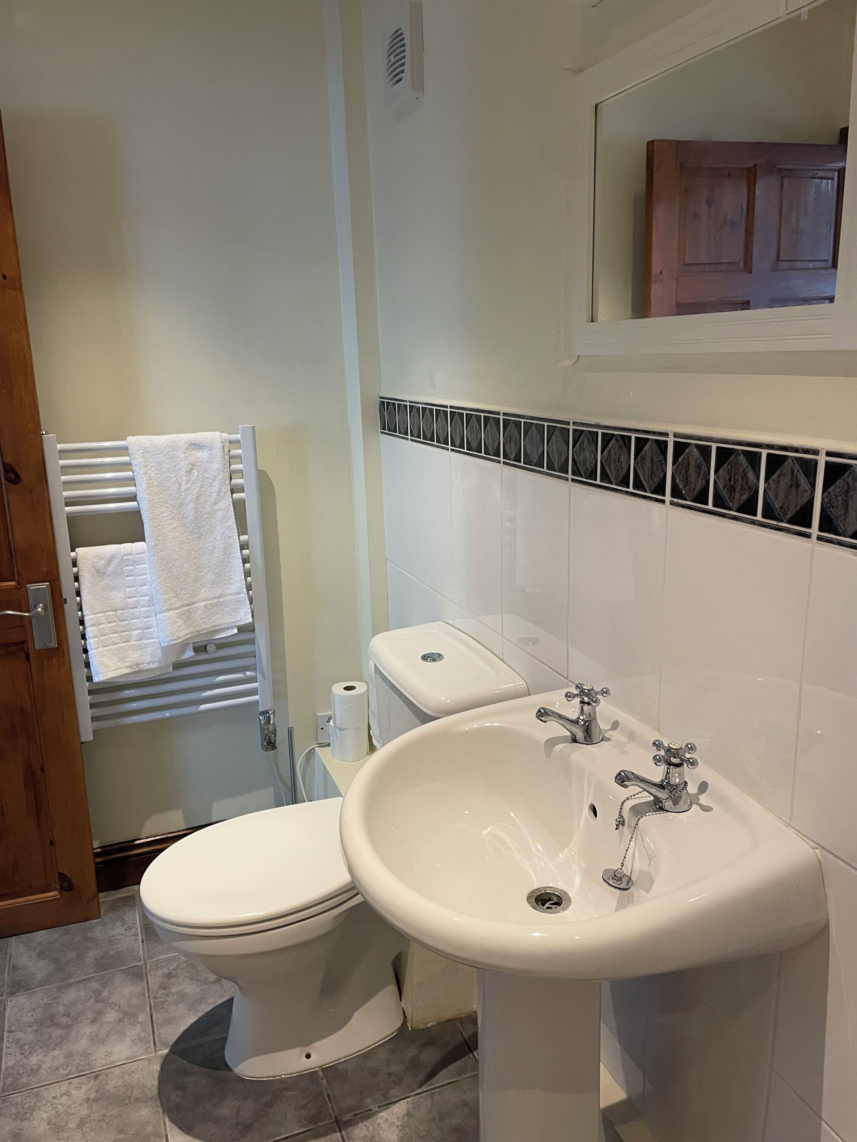 Room 5 at the Huntsman Inn - (Private Double Room at the Inn) | 浴室 | 淋浴设施、吹风机、毛巾、肥皂