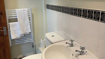 Room 5 at the Huntsman Inn - (Private Double Room at the Inn) | Baño | Regadera, secadora de cabello, toallas, jabón