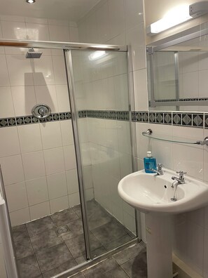 Douche, séchoir à cheveux, serviettes fournies, savon