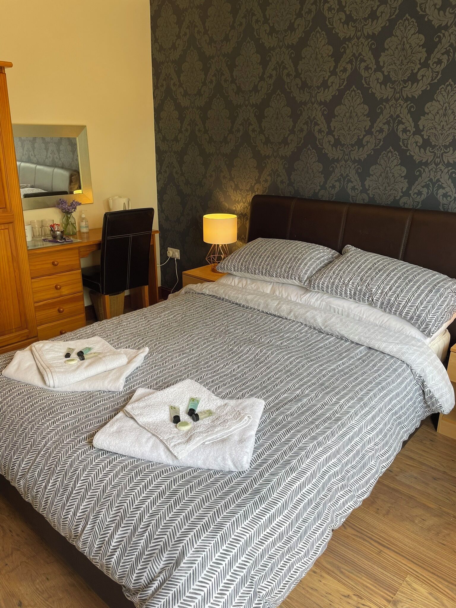 特色装修、办公桌、笔记本电脑工作区、遮光窗帘