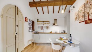 อพาร์ทเมนท์สำหรับครอบครัว, หลายห้องนอน (Cozy Apt inTypical Hayloft with) | ครัวส่วนตัว | เครื่องชงกาแฟ/ชา, ตู้เย็น, เตาประกอบอาหาร, เครื่องล้างจาน