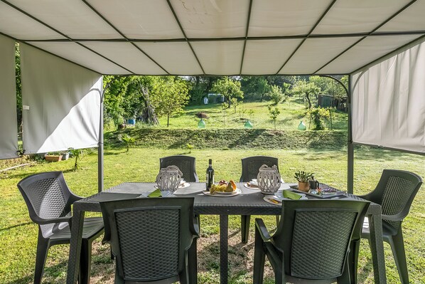 Outdoor dining - Cozy Apt Intypical Hayloft With Garden (Castelfranco Piandisco)