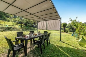 Outdoor dining - Cozy Apt Intypical Hayloft With Garden (Castelfranco Piandisco)