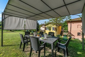 Outdoor dining - Cozy Apt Intypical Hayloft With Garden (Castelfranco Piandisco)