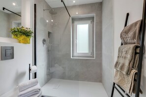 Family Apartment, Multiple Bedrooms (Cozy Apt inTypical Hayloft with) | Bathroom | Shower, hair dryer, bidet, towels - Cozy Apt Intypical Hayloft With Garden (Castelfranco Piandisco)