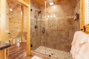 Douche, sĂšche-cheveux, serviettes fournies, savon
