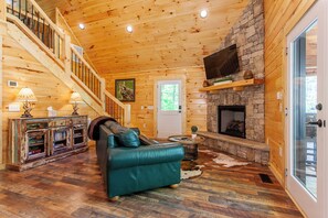 Smart TV, fireplace, books - Brand New! Hickory Wind: Charming 2 Bedroom Cabin in Whittier (Whittier)