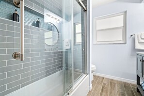 Haartrockner, Handtücher, Seife, Toilettenpapier