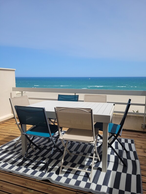 Outdoor dining - Rental 6 pers. Sublime sea-view terrace. Air conditioning. Top floor.  Parking (Canet-en-Roussillon)
