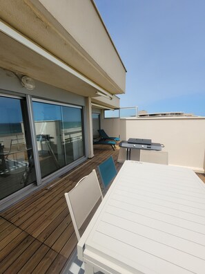 Outdoor dining - Rental 6 pers. Sublime sea-view terrace. Air conditioning. Top floor.  Parking (Canet-en-Roussillon)