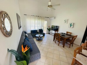 Smart TV - 
Green View Gateway Home,a prestigious Escape to El Cocotal Golf & Country Club. (Punta Cana)