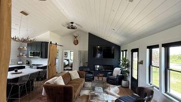 Smart TV, fireplace