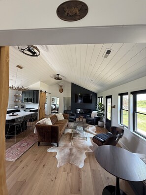 Smart TV, fireplace - Eagles Crossing is a Newly Renovated 3-Bed Farmhouse with a Large Deck & Hot Tub (Anna)